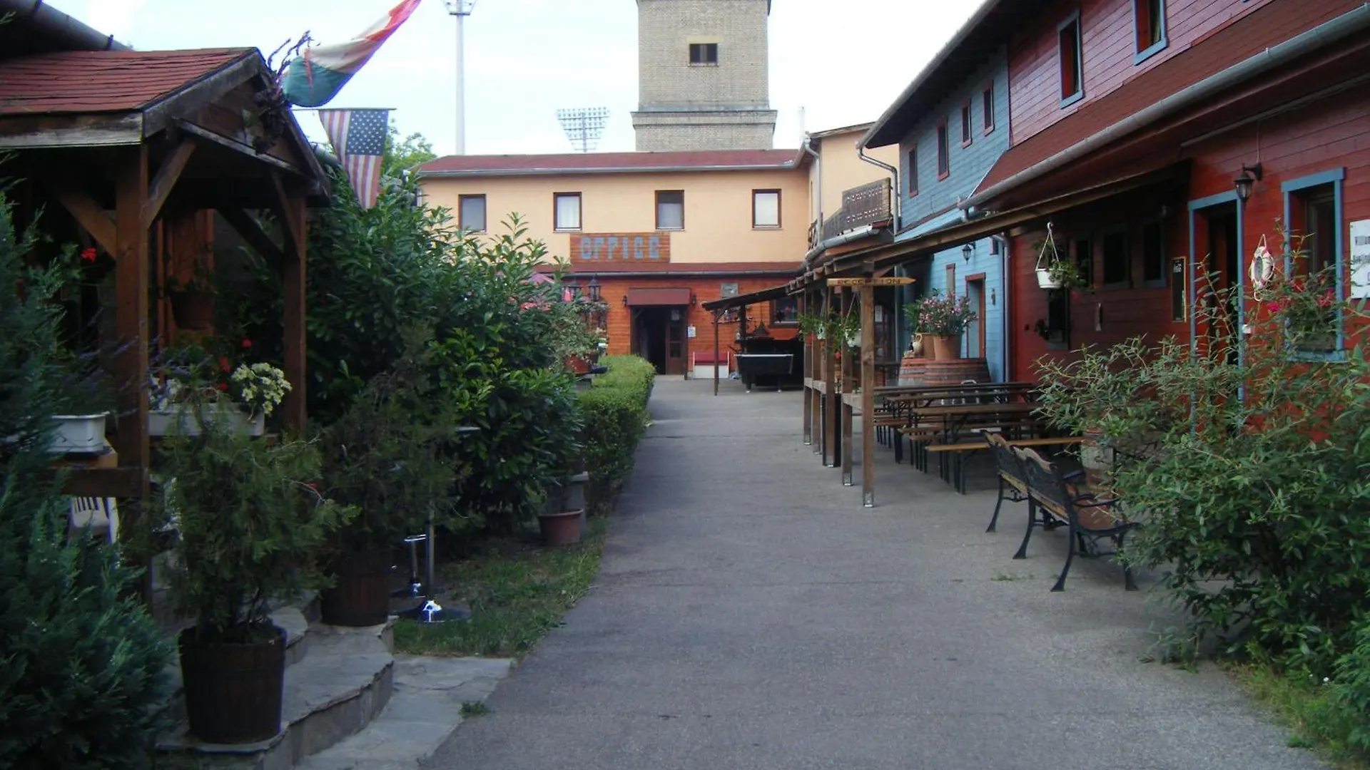 Williams Village Bowling & Country Club Budapest Motel
